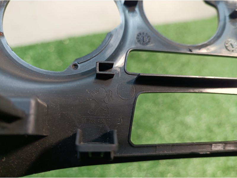 Recambio de moldura consola central delantera para peugeot 208 active referencia OEM IAM 9672846477 9672846477 1096632X