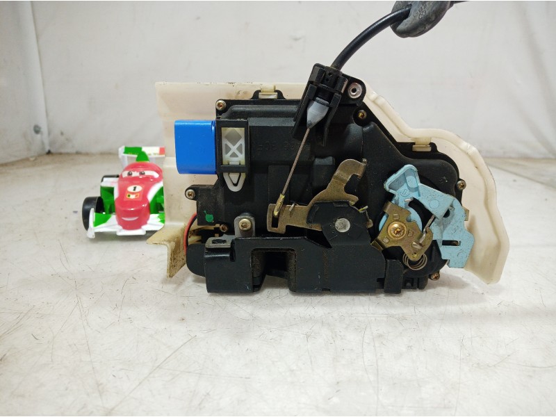 Recambio de cerradura puerta delantera derecha para volkswagen touran (1t1) referencia OEM IAM   