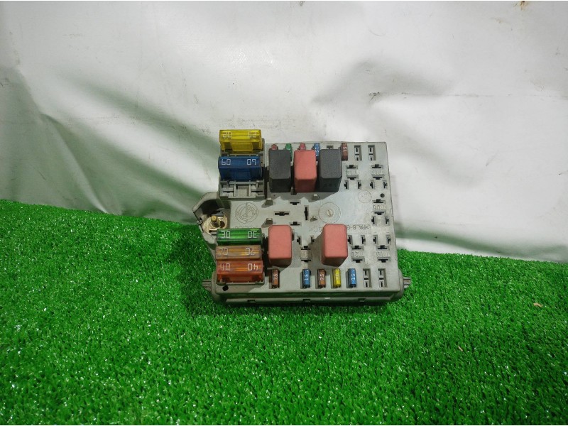 Recambio de caja reles / fusibles para fiat punto berlina (188) 1.2 8v referencia OEM IAM 46778440 46778440 46778440