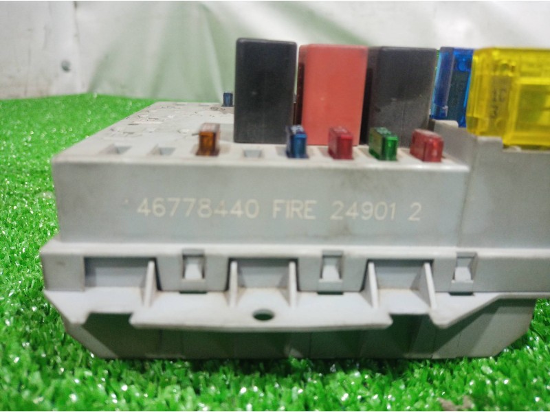 Recambio de caja reles / fusibles para fiat punto berlina (188) 1.2 8v referencia OEM IAM 46778440 46778440 46778440