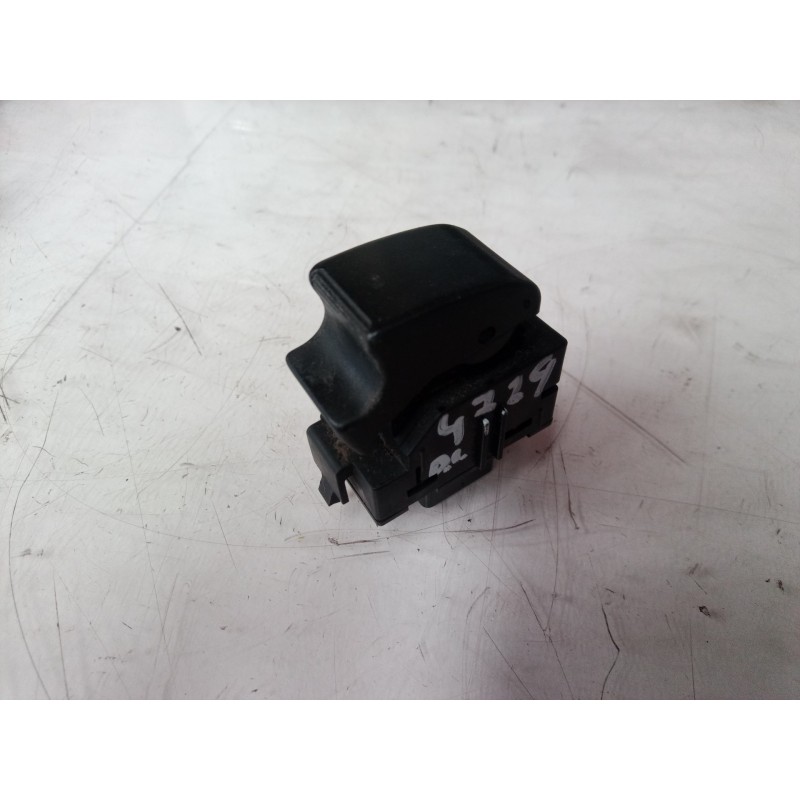 Recambio de mando elevalunas trasero izquierdo para toyota corolla (e12) 1.4 d-4d luna compact referencia OEM IAM 84810 84810 84