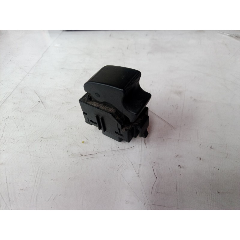 Recambio de mando elevalunas trasero izquierdo para toyota corolla (e12) 1.4 d-4d luna compact referencia OEM IAM 84810 84810 84