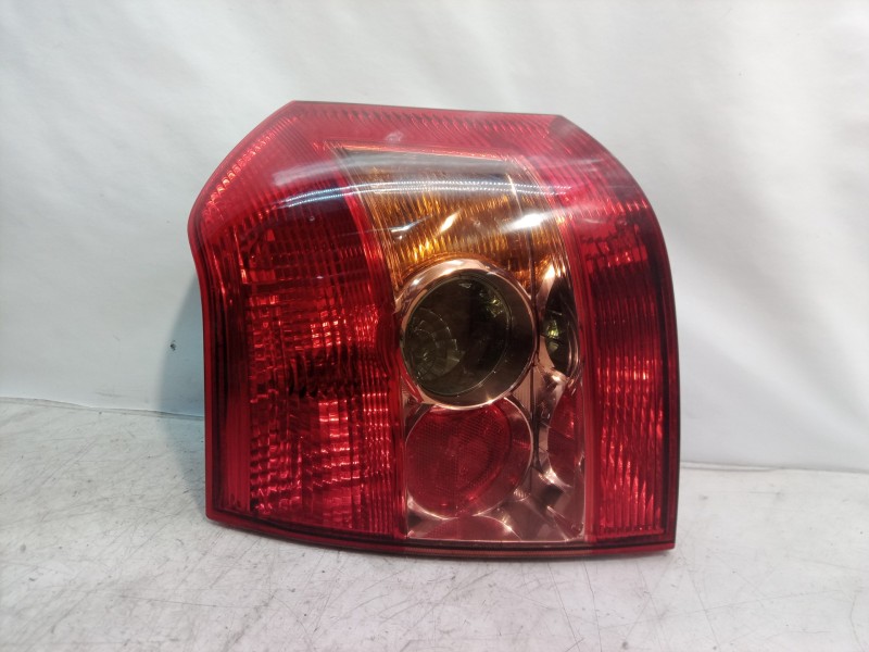 Recambio de piloto trasero derecho para toyota corolla (e12) 1.4 d-4d luna compact referencia OEM IAM   