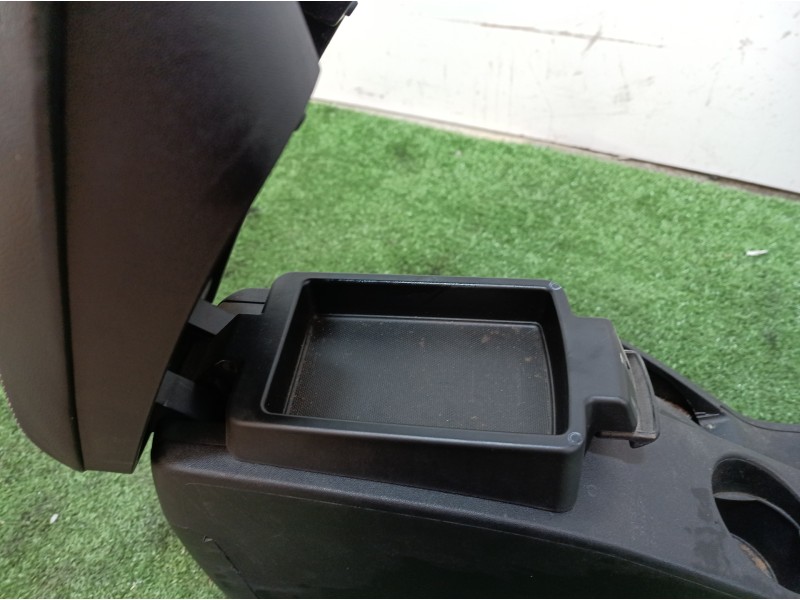 Recambio de consola central tras. para kia cee´d emotion referencia OEM IAM 1296687 1296687 1296687