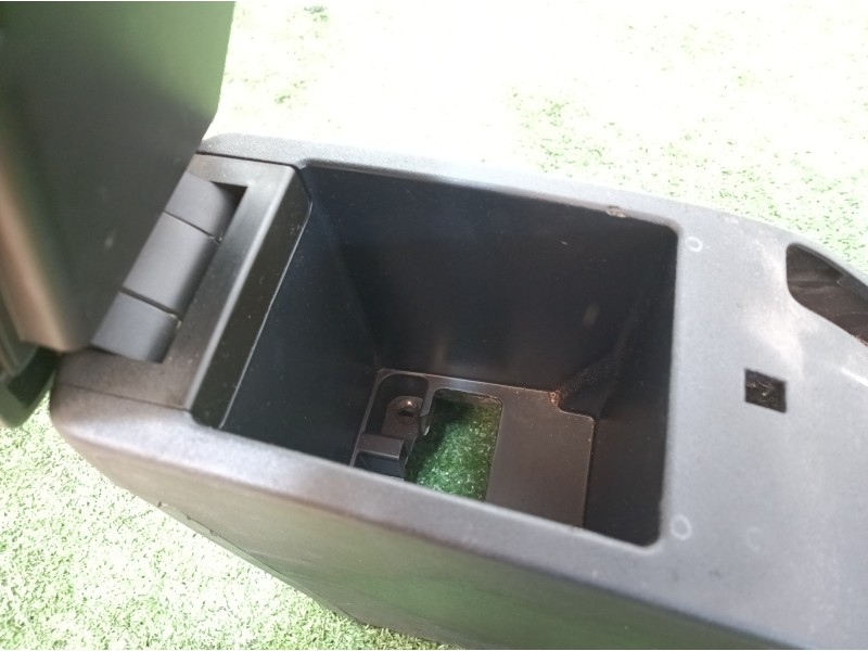 Recambio de consola central tras. para kia cee´d emotion referencia OEM IAM 1296687 1296687 1296687