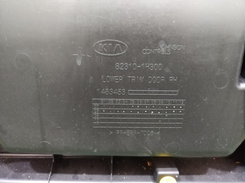 Recambio de guarnecido puerta delantera derecha para kia cee´d emotion referencia OEM IAM 823101H300 823101H300 823101H300