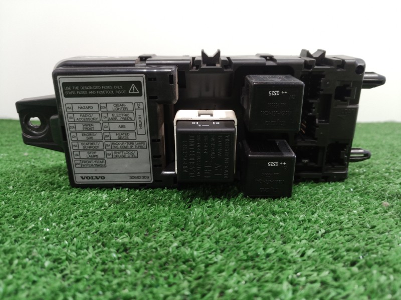 Recambio de caja reles / fusibles para volvo v40 familiar 1.9 d referencia OEM IAM 30662309 30662309 30662309