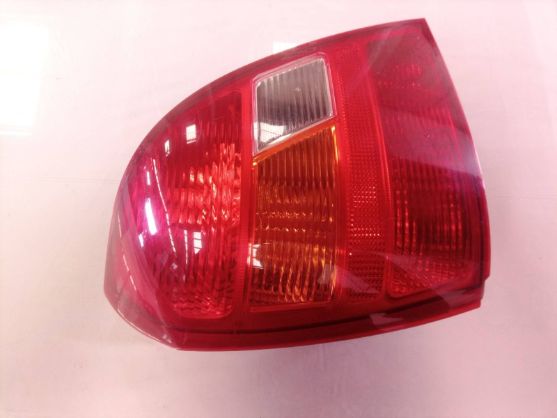 Recambio de piloto trasero izquierdo para hyundai elantra (xd) 1.6 gls (4-ptas.) referencia OEM IAM   