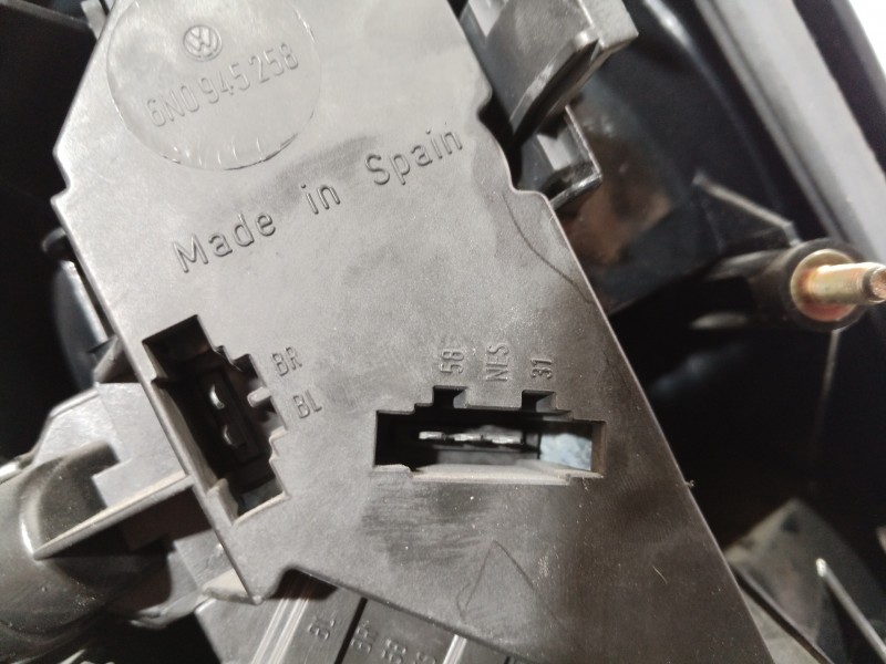 Recambio de piloto trasero derecho para volkswagen polo berlina (6n1) concept referencia OEM IAM 6N0945096 6N0945096 6N0945096