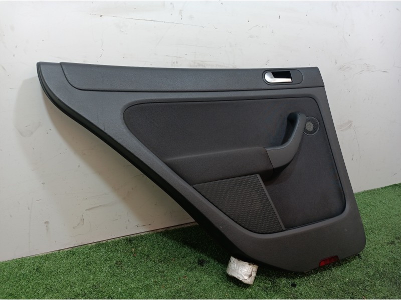Recambio de guarnecido puerta trasera izquierda para volkswagen golf plus (5m1) bluemotion edition referencia OEM IAM 5M0868073A