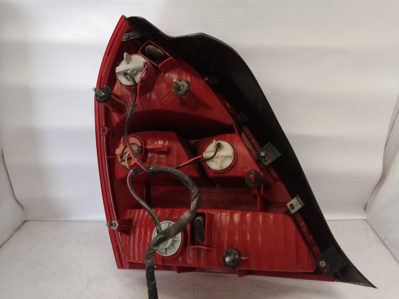 Recambio de piloto trasero derecho para hyundai elantra (xd) 1.6 gls (4-ptas.) referencia OEM IAM   