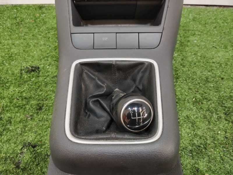 Recambio de consola central tras. para volkswagen golf plus (5m1) bluemotion edition referencia OEM IAM 5M1863243B 5M1857307C 5M