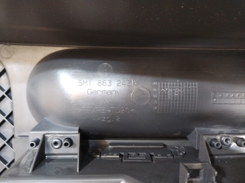 Recambio de consola central tras. para volkswagen golf plus (5m1) bluemotion edition referencia OEM IAM 5M1863243B 5M1857307C 5M