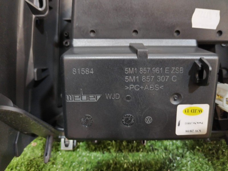 Recambio de consola central tras. para volkswagen golf plus (5m1) bluemotion edition referencia OEM IAM 5M1863243B 5M1857307C 5M