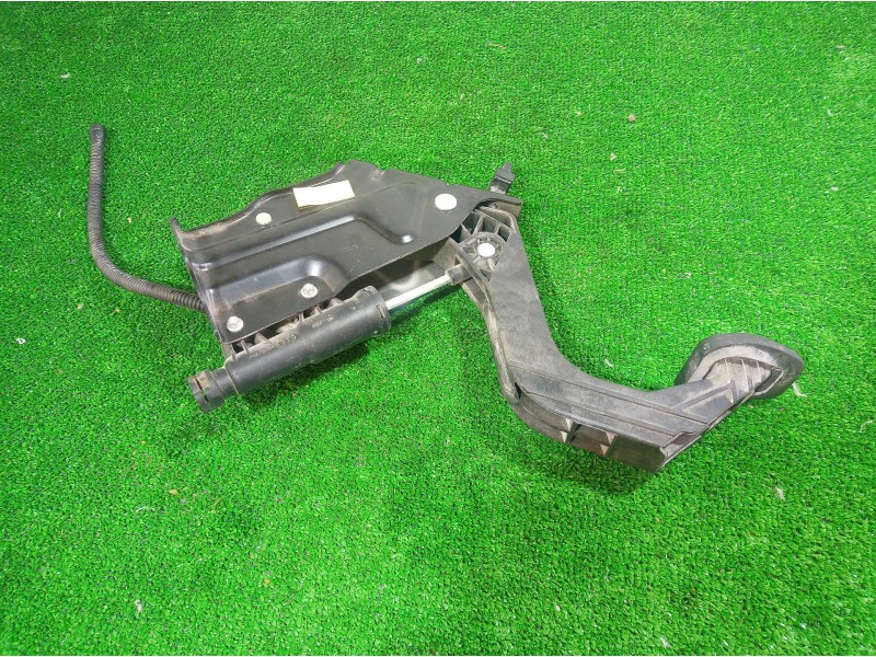 Recambio de pedal embrague para volkswagen crafter caja cerrada 2.0 tdi referencia OEM IAM 1036776 1036776 1036776