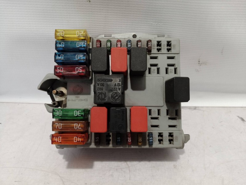 Recambio de caja reles / fusibles para fiat punto berlina (188) 1.2 8v referencia OEM IAM 46835425 46835425 46835425