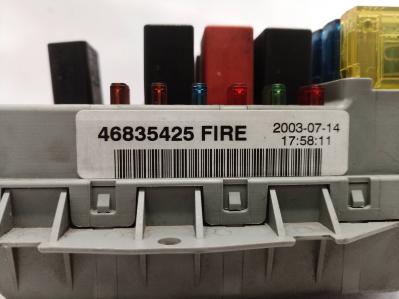 Recambio de caja reles / fusibles para fiat punto berlina (188) 1.2 8v referencia OEM IAM 46835425 46835425 46835425