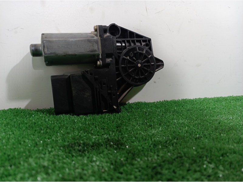 Recambio de motor elevalunas trasero izquierdo para volkswagen passat berlina (3b2) referencia OEM IAM 0130821697 0130821697 013 Recambio de motor elevalunas trasero izquierdo para volkswagen passat berlina (3b2) referencia OEM IAM 0130821697 0130821697 013