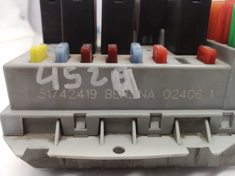 Recambio de caja reles / fusibles para alfa romeo 147 (190) 1.6 t.spark distinctive referencia OEM IAM 51742419 51742419 5174241