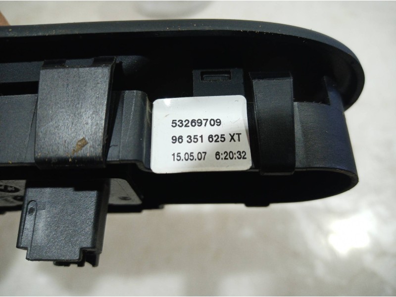 Recambio de mando elevalunas delantero derecho para peugeot 307 break/sw (s2) d-sign referencia OEM IAM 53269709 53269709 532697
