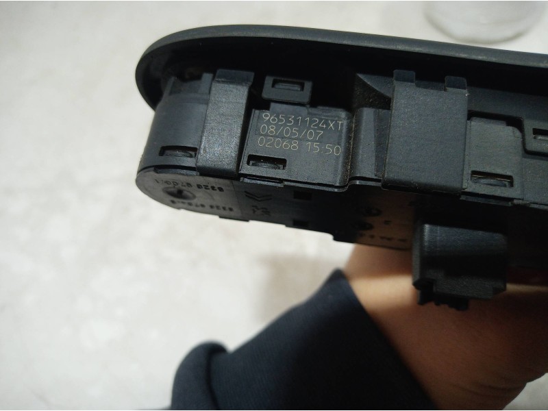 Recambio de mando elevalunas delantero izquierdo para peugeot 307 break/sw (s2) d-sign referencia OEM IAM 96531124XT 96531124XT 