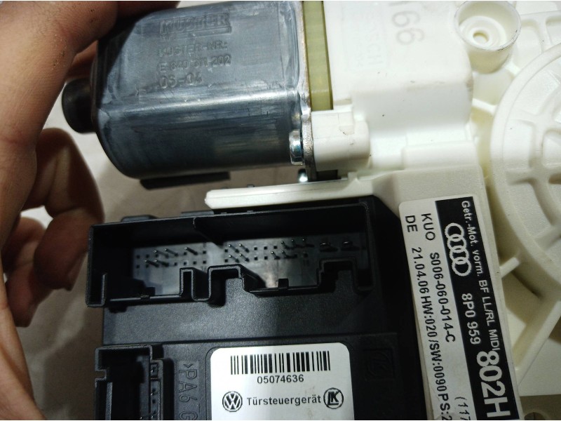 Recambio de motor elevalunas delantero derecho para audi a3 (8p) 1.6 fsi ambiente referencia OEM IAM 05074636 05074636 05074636