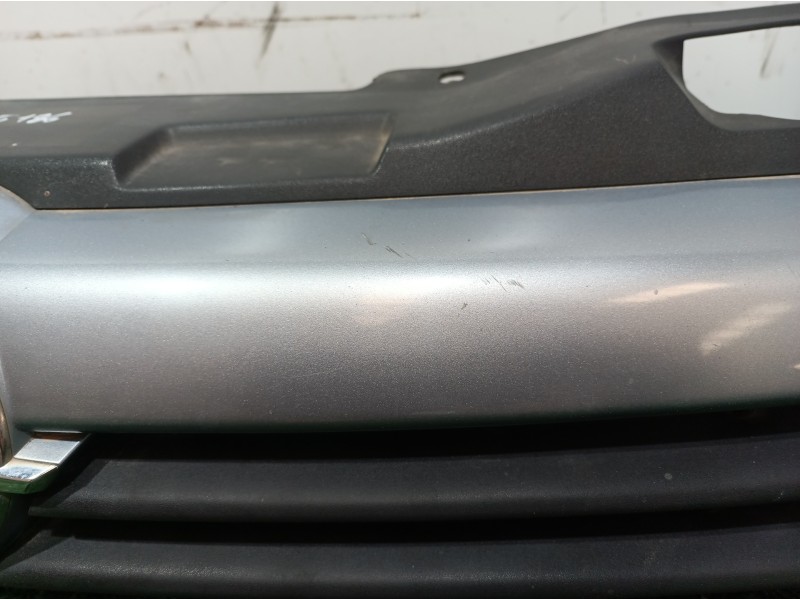 Recambio de rejilla delantera para opel astra h berlina cosmo referencia OEM IAM   