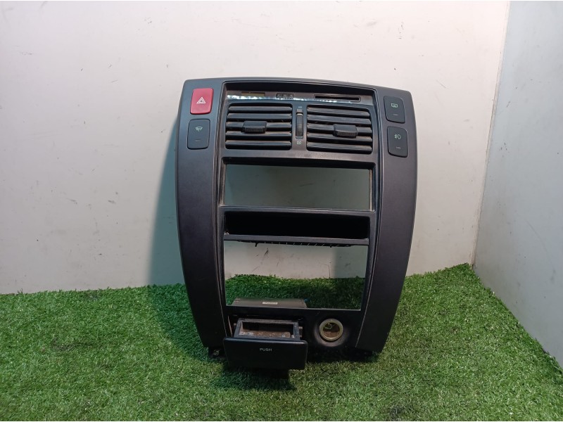 Recambio de moldura consola central delantera para hyundai tucson (jm) 2,0 classic 4x2 referencia OEM IAM U026323800 U026323800 