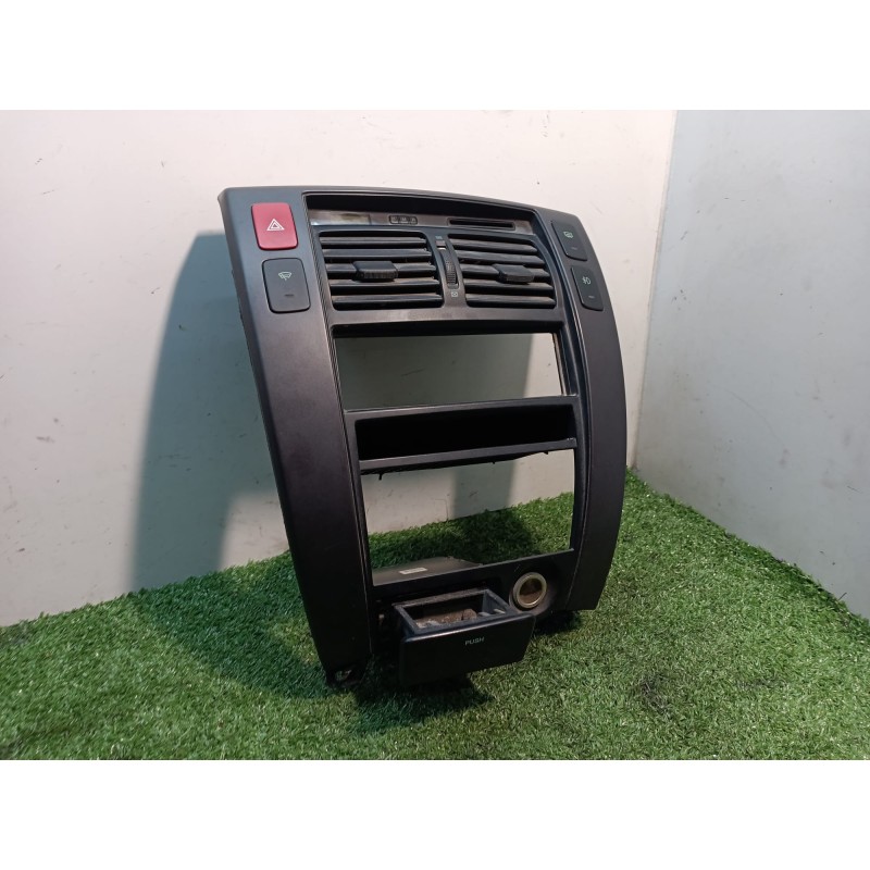 Recambio de moldura consola central delantera para hyundai tucson (jm) 2,0 classic 4x2 referencia OEM IAM U026323800 U026323800 