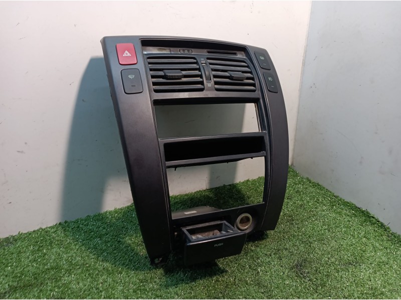 Recambio de moldura consola central delantera para hyundai tucson (jm) 2,0 classic 4x2 referencia OEM IAM U026323800 U026323800 