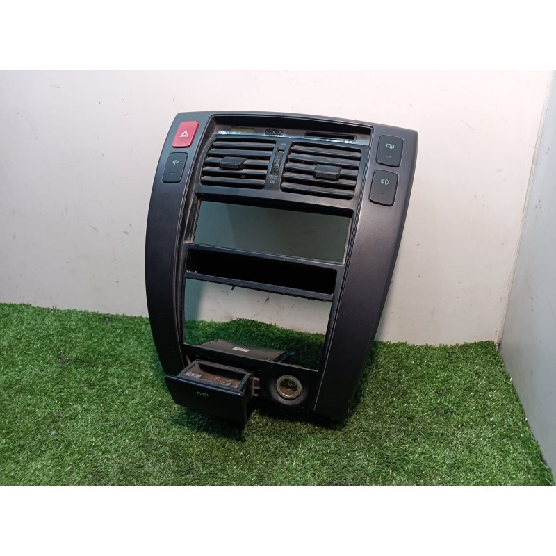 Recambio de moldura consola central delantera para hyundai tucson (jm) 2,0 classic 4x2 referencia OEM IAM U026323800 U026323800 