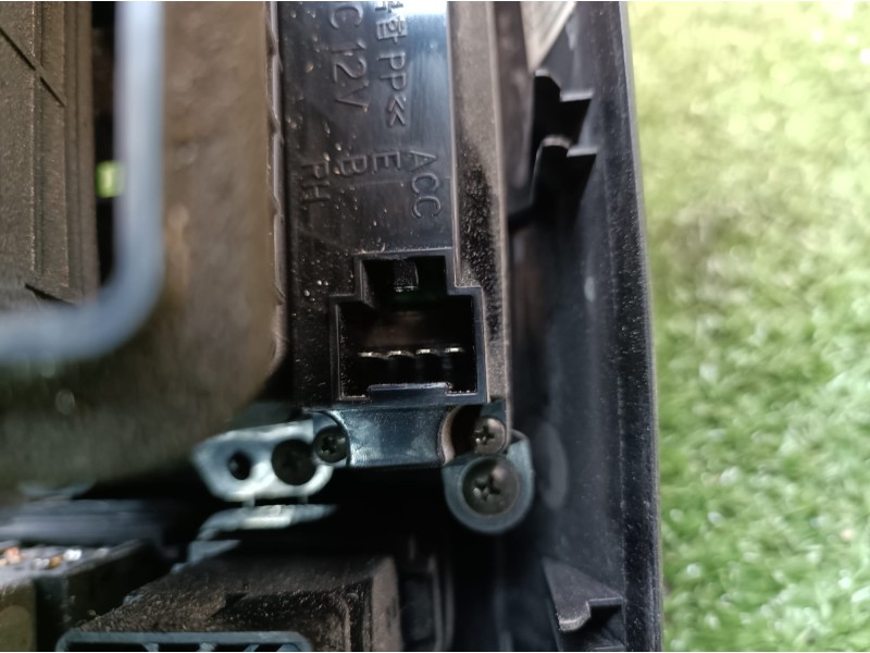 Recambio de moldura consola central delantera para hyundai tucson (jm) 2,0 classic 4x2 referencia OEM IAM U026323800 U026323800 