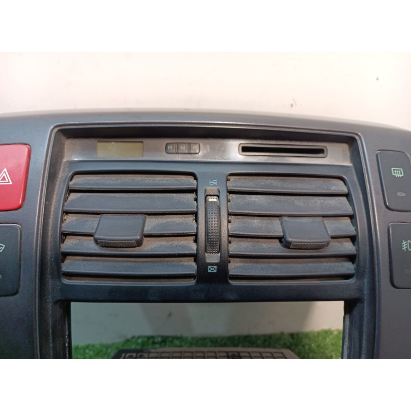 Recambio de moldura consola central delantera para hyundai tucson (jm) 2,0 classic 4x2 referencia OEM IAM U026323800 U026323800 
