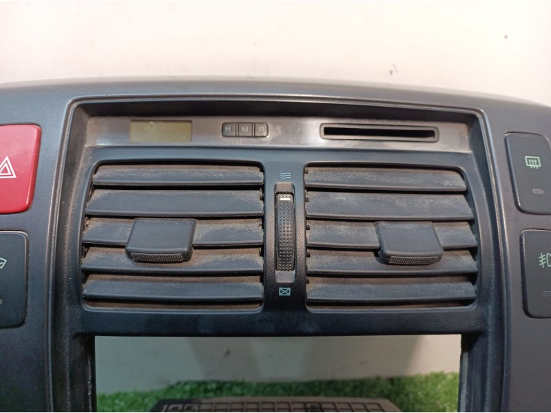 Recambio de moldura consola central delantera para hyundai tucson (jm) 2,0 classic 4x2 referencia OEM IAM U026323800 U026323800 