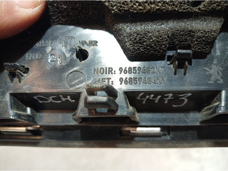 Recambio de moldura para peugeot 5008 referencia OEM IAM 96859482XT 96859482XT 96859482