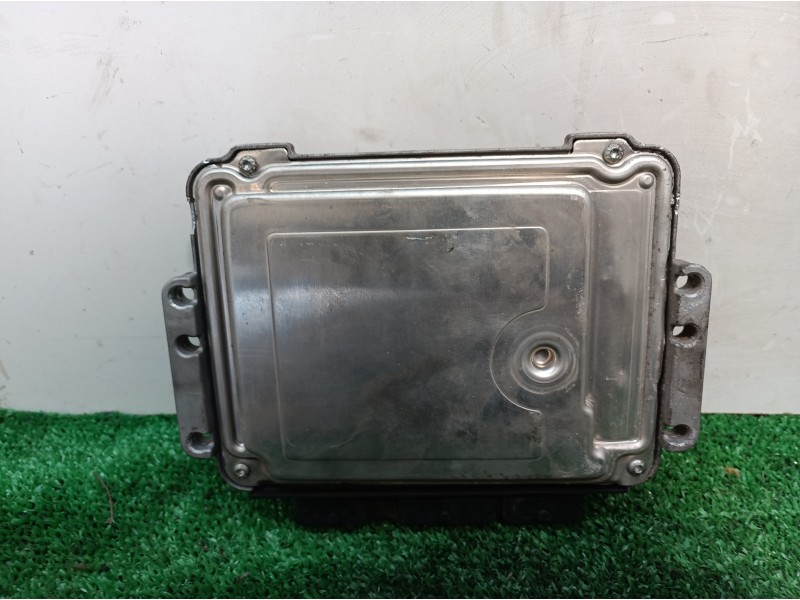 Recambio de centralita motor uce para renault scenic ii authentique referencia OEM IAM 8200527725 8200527725 0281012589