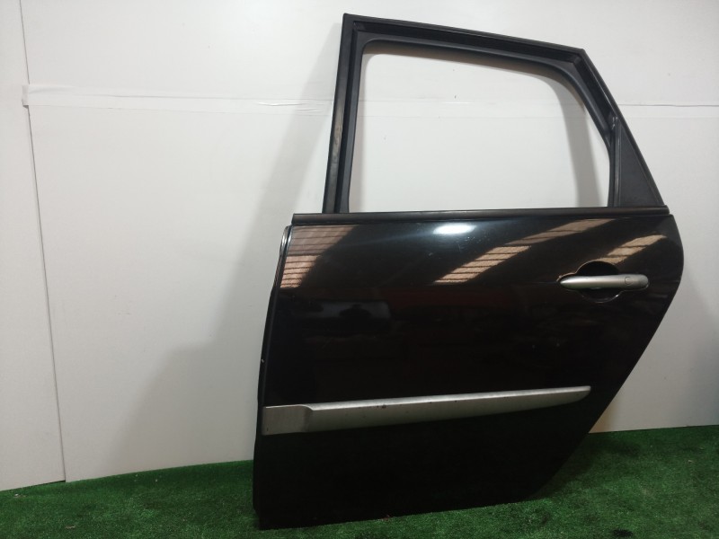 Recambio de puerta trasera izquierda para renault scenic ii confort dynamique referencia OEM IAM  5 PUERTAS 5 PUERTAS