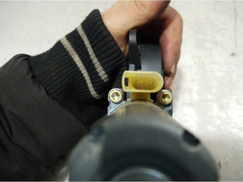 Recambio de motor elevalunas delantero izquierdo para ford fiesta (cbk) ambiente referencia OEM IAM 0130821938 0130821938 013082