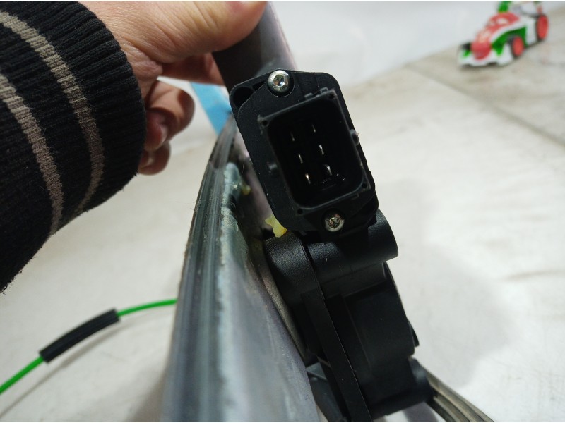 Recambio de elevalunas delantero derecho para opel corsa d referencia OEM IAM 72005001 72005001 72005001