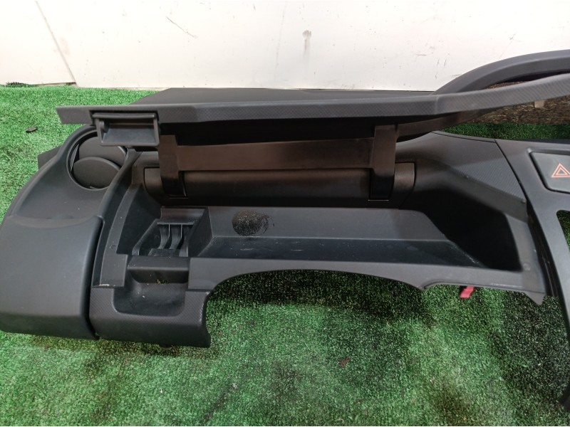 Recambio de salpicadero para toyota yaris (ksp9/scp9/nlp9) básico referencia OEM IAM   