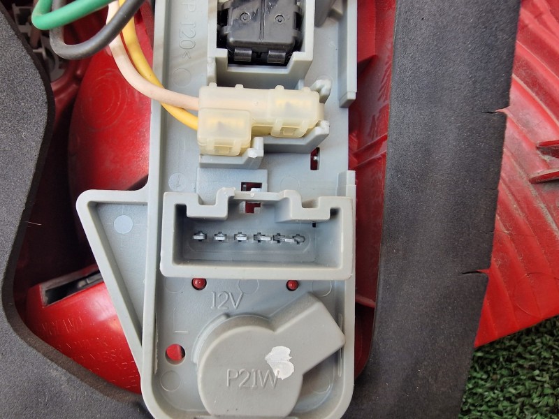 Recambio de piloto trasero izquierdo para toyota yaris (ksp9/scp9/nlp9) básico referencia OEM IAM   