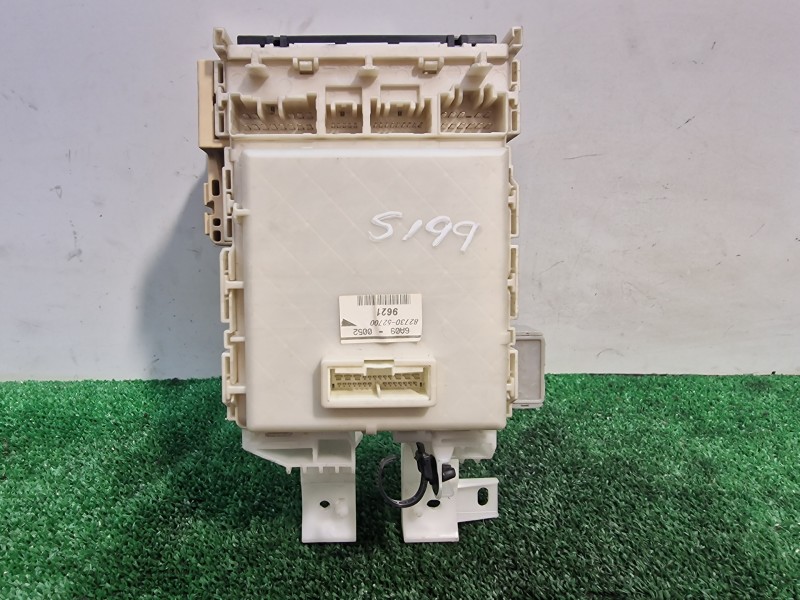 Recambio de caja reles / fusibles para toyota yaris (ksp9/scp9/nlp9) básico referencia OEM IAM 8273052700 8273052700 8273052700