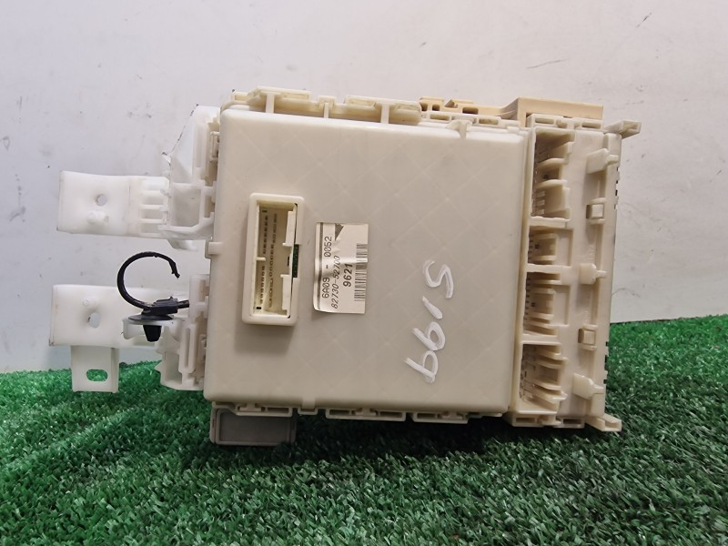 Recambio de caja reles / fusibles para toyota yaris (ksp9/scp9/nlp9) básico referencia OEM IAM 8273052700 8273052700 8273052700