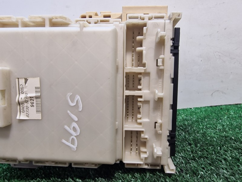 Recambio de caja reles / fusibles para toyota yaris (ksp9/scp9/nlp9) básico referencia OEM IAM 8273052700 8273052700 8273052700