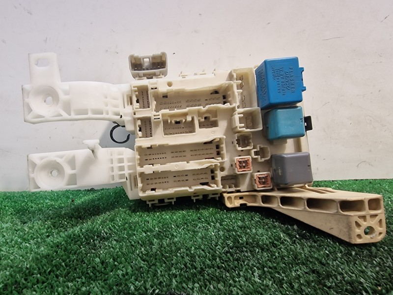 Recambio de caja reles / fusibles para toyota yaris (ksp9/scp9/nlp9) básico referencia OEM IAM 8273052700 8273052700 8273052700