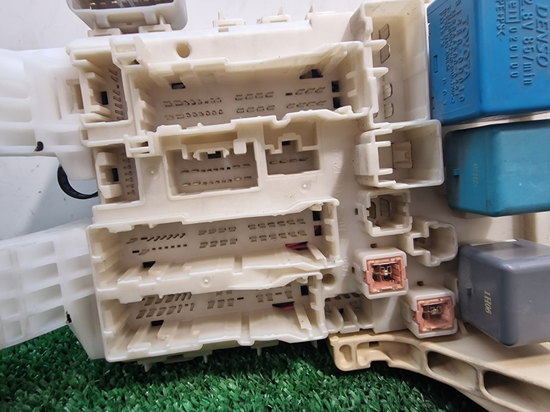 Recambio de caja reles / fusibles para toyota yaris (ksp9/scp9/nlp9) básico referencia OEM IAM 8273052700 8273052700 8273052700