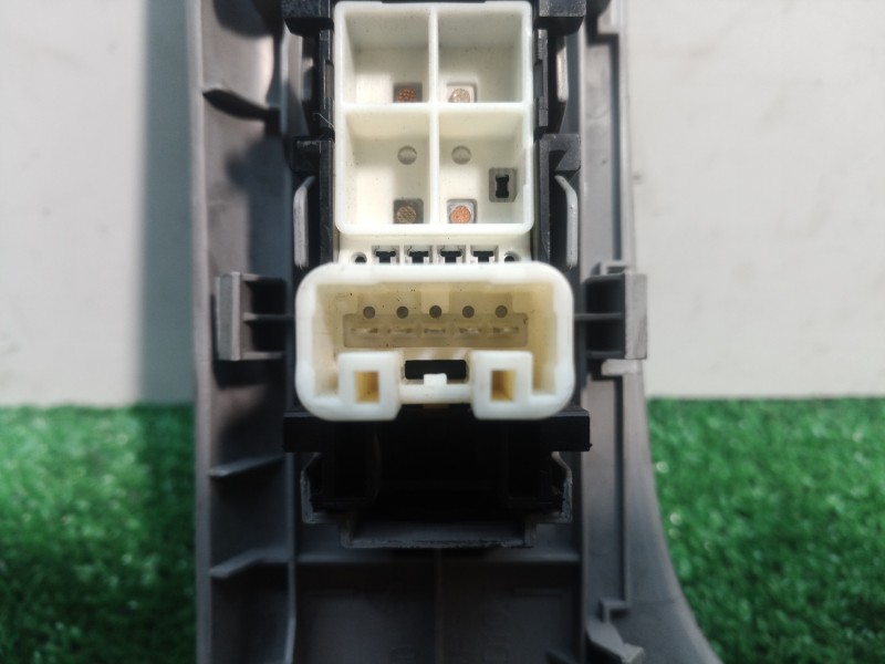 Recambio de mando elevalunas delantero derecho para toyota yaris (ksp9/scp9/nlp9) básico referencia OEM IAM 742310D090 742310D09