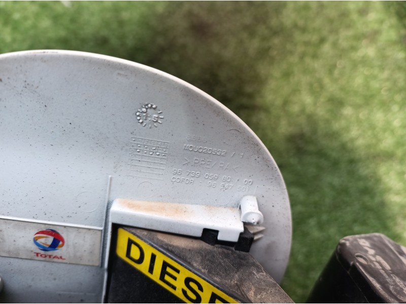 Recambio de tapa exterior combustible para peugeot 208 active referencia OEM IAM 967390598000 967390598000 96547501