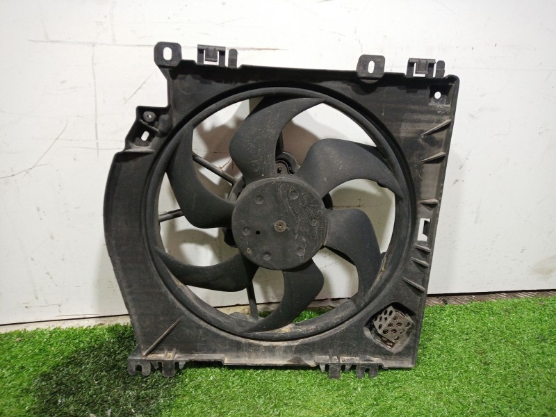 Recambio de electroventilador para renault clio iii 1.2 16v referencia OEM IAM 8200748439 198400 1832064000