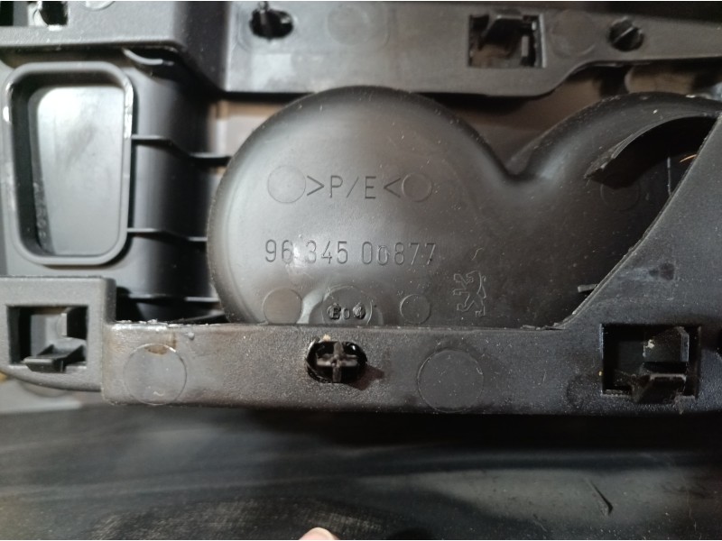 Recambio de consola central tras. para peugeot 307 cc (s2) sport referencia OEM IAM 9634500877 9634500877 9634496677
